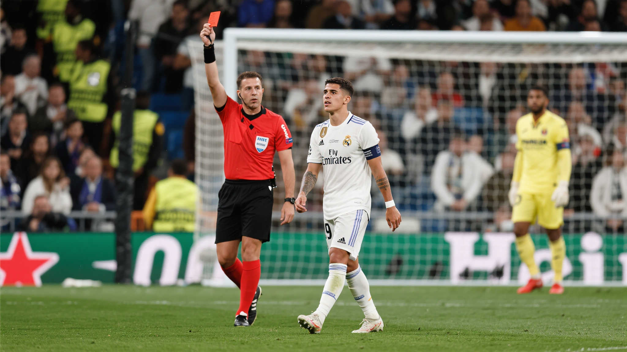 阿森西奥染红!皇马开场6分钟因拉倒龙东单刀球陷少打一人困境 在体育竞技的舞台上,瞬息万变的球场局势总能令观众屏